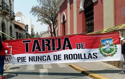 La UAS inicia un paro indefinido defendiendo su autonomía, afectando a miles de estudiantes y docentes ante intervenciones gubernamentales. Autonomía universitaria en el centro del debate.