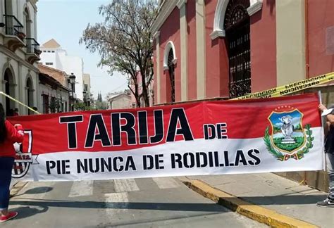 La UAS inicia un paro indefinido defendiendo su autonomía, afectando a miles de estudiantes y docentes ante intervenciones gubernamentales. Autonomía universitaria en el centro del debate.