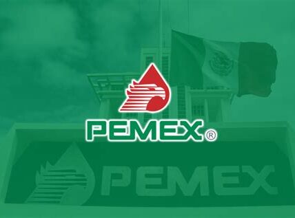 Pemex busca ahorrar mil millones de dólares optimizando procesos, revisando contratos y reduciendo costos, mejorando así su eficiencia financiera a largo plazo.