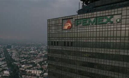 Pemex enfrenta serios desafíos financieros; sus pérdidas netas se duplicaron, reflejando altos costos operativos y bajos precios del petróleo.