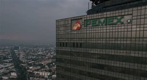 Pemex enfrenta serios desafíos financieros; sus pérdidas netas se duplicaron, reflejando altos costos operativos y bajos precios del petróleo.