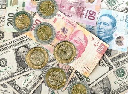 El peso mexicano se fortalece, alcanzando 19.28 por dólar. Factores internos y externos impulsan esta tendencia positiva. Cautela ante la volatilidad es aconsejada.