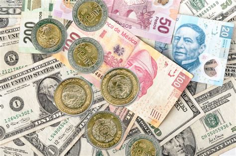 El peso mexicano se fortalece, alcanzando 19.28 por dólar. Factores internos y externos impulsan esta tendencia positiva. Cautela ante la volatilidad es aconsejada.