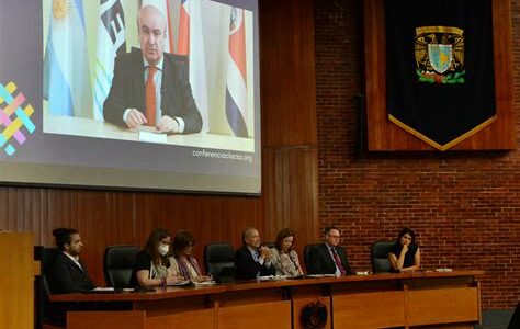 Conferencia de Gustavo Petro en la UNAM llena expectativas y subraya la urgencia de combatir la corrupción y reforzar la democracia en América Latina.