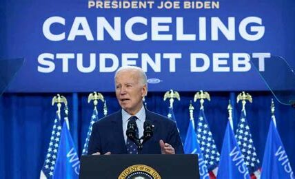 El plan SAVE de Biden busca aliviar la deuda estudiantil reduciendo pagos según ingresos y ofreciendo condonación tras décadas de pago.