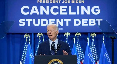 El plan SAVE de Biden busca aliviar la deuda estudiantil reduciendo pagos según ingresos y ofreciendo condonación tras décadas de pago.