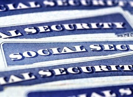 Plan de Trump podría acelerar la insolvencia de la Seguridad Social, poniendo en riesgo futuros pagos a beneficiarios estadounidenses, advierte un estudio reciente.