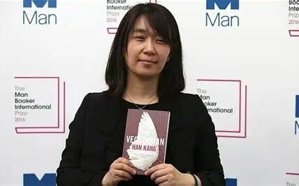 Han Kang, primera escritora surcoreana en ganar el Nobel de Literatura, destaca por explorar la complejidad humana en "La Vegetariana".