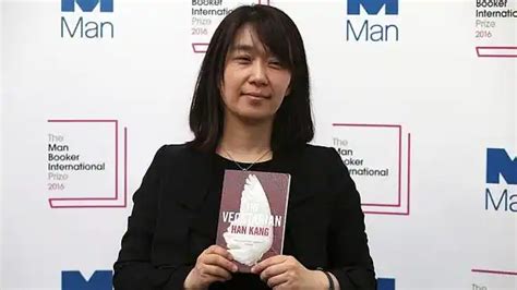 Han Kang, primera escritora surcoreana en ganar el Nobel de Literatura, destaca por explorar la complejidad humana en "La Vegetariana".