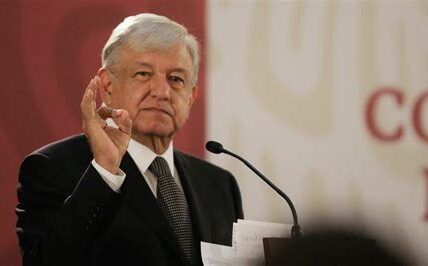 AMLO se compromete a erradicar la corrupción, reducir desigualdades y mejorar servicios públicos, con un apoyo del 70% de los mexicanos.