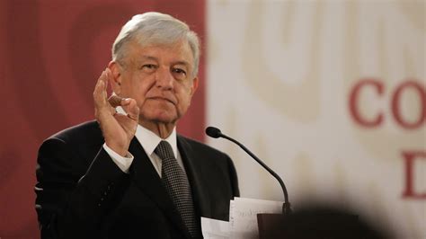 AMLO se compromete a erradicar la corrupción, reducir desigualdades y mejorar servicios públicos, con un apoyo del 70% de los mexicanos.