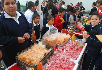 México combate la obesidad infantil prohibiendo la comida chatarra en escuelas, promoviendo opciones más saludables y educación nutricional para un futuro mejor.