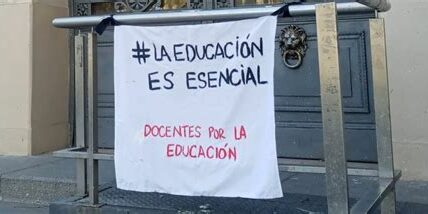 Padres y estudiantes protestan contra los sorteos de admisión en escuelas normales, exigen mantener exámenes para asegurar calidad y equidad educativa.