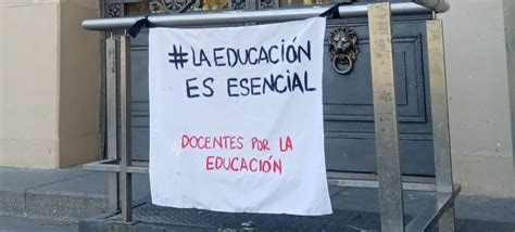 Padres y estudiantes protestan contra los sorteos de admisión en escuelas normales, exigen mantener exámenes para asegurar calidad y equidad educativa.