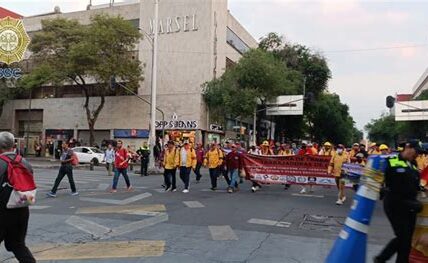 Trabajadores del Poder Judicial protestan en CDMX exigiendo cumplimiento de amparos para reajustes salariales y prestaciones; incertidumbre laboral persiste sin respuesta clara de las autoridades.