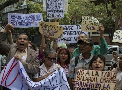 Manifestantes bloquean Consejo de la Judicatura Federal exigiendo mejores condiciones laborales; se logra compromiso de diálogo para resolver el conflicto.