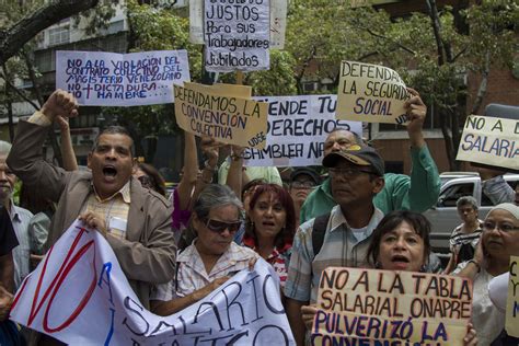 Manifestantes bloquean Consejo de la Judicatura Federal exigiendo mejores condiciones laborales; se logra compromiso de diálogo para resolver el conflicto.