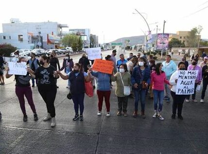 Bloqueo en Santa Fe resalta la urgencia de soluciones efectivas de agua; caos vial afectó a miles. Autoridades deben actuar para evitar futuros colapsos en CDMX.