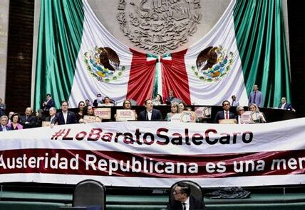 Trabajadores judiciales protestan en Palacio Nacional exigiendo restitución de prestaciones tras la Ley de Austeridad; manifestaciones pacíficas interrumpen tráfico en el Centro Histórico de CDMX.