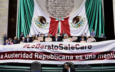 Trabajadores judiciales protestan en Palacio Nacional exigiendo restitución de prestaciones tras la Ley de Austeridad; manifestaciones pacíficas interrumpen tráfico en el Centro Histórico de CDMX.