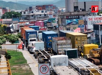 El puerto de Manzanillo sufre congestión, afectando la economía; se necesitan soluciones duraderas para mejorar su capacidad y operación.