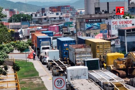 El puerto de Manzanillo sufre congestión, afectando la economía; se necesitan soluciones duraderas para mejorar su capacidad y operación.