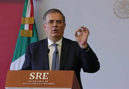 Ebrard propone potenciar la producción local para reducir importaciones asiáticas, fortalecer la economía nacional y generar más empleos en México.