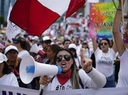 La reforma judicial busca modernizar el sistema de justicia en México, pero plantea preocupaciones sobre la independencia judicial y la autonomía de jueces y magistrados.