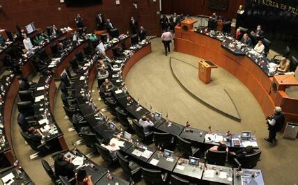 La reforma electoral aprobada en el Senado busca agilizar procesos, pero enfrenta objeciones por posibles vulneraciones a derechos ciudadanos. Ahora va a la Cámara de Diputados.