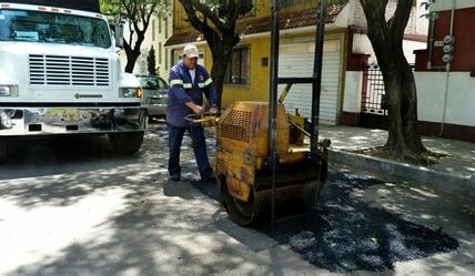 La CDMX repara 42 mil baches para mejorar vialidades, reducir accidentes y generar empleo. Participación ciudadana clave en este impulso por una ciudad más segura y eficiente.