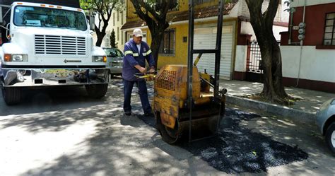 La CDMX repara 42 mil baches para mejorar vialidades, reducir accidentes y generar empleo. Participación ciudadana clave en este impulso por una ciudad más segura y eficiente.