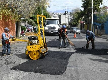 Naucalpan repara 141 baches mejorando seguridad vial. Los avances en infraestructura buscan reducir accidentes y daños vehiculares, aumentando la comodidad para conductores y habitantes.