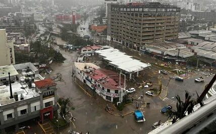 Acapulco lucha tras el huracán John: hogares destruidos, falta de apoyo y comunidades organizándose en busca de ayuda urgente.