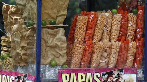 Las prohibiciones sobre comida chatarra en México no han reducido el consumo; se necesita educación alimentaria para un cambio significativo.