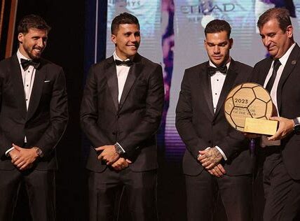 Rodri gana el Balón de Oro 2023, consolidándose como líder clave y artífice de los triunfos del Manchester City en la Premier League y UEFA.