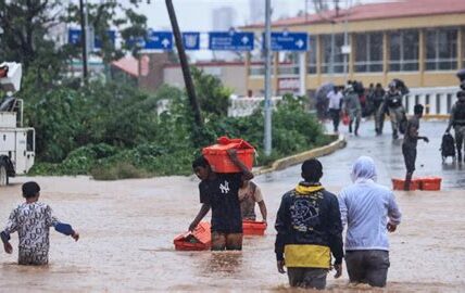 Sheinbaum evalúa daños en Acapulco tras el huracán John: prioridad en seguridad, recuperación y restauración urgente de servicios básicos. Autoridades trabajan para apoyar a comunidades afectadas.