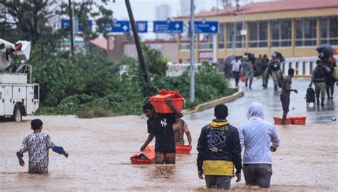 Sheinbaum evalúa daños en Acapulco tras el huracán John: prioridad en seguridad, recuperación y restauración urgente de servicios básicos. Autoridades trabajan para apoyar a comunidades afectadas.