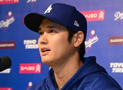 Shohei Ohtani, fenómeno del béisbol, busca brillar en la Serie Mundial como lanzador y bateador, llevando a su equipo hacia el triunfo.