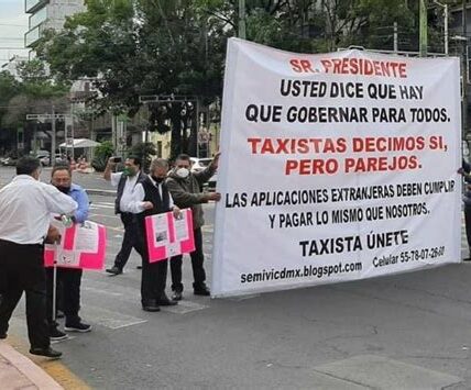 Taxistas bloquean Santa Fe exigiendo igualdad regulatoria con apps de transporte, causando caos vial y frustración entre conductores y peatones. Autoridades buscan diálogo para resolver conflicto.