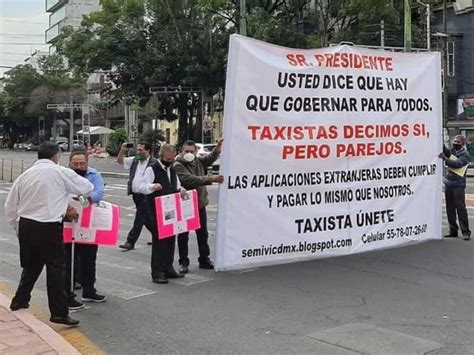 Taxistas bloquean Santa Fe exigiendo igualdad regulatoria con apps de transporte, causando caos vial y frustración entre conductores y peatones. Autoridades buscan diálogo para resolver conflicto.