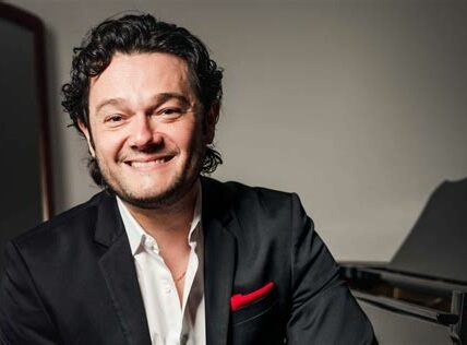 Arturo Chacón-Cruz, un tenor excepcional, lleva orgullosamente la cultura mexicana al escenario global, fusionando talento y pasión, y uniendo culturas a través de la música.