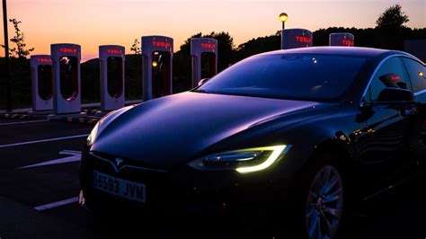 Tesla sorprende con un aumento del 23% en ingresos, impulsado por la innovación y expansión en vehículos eléctricos, desafiando expectativas y reforzando su liderazgo.