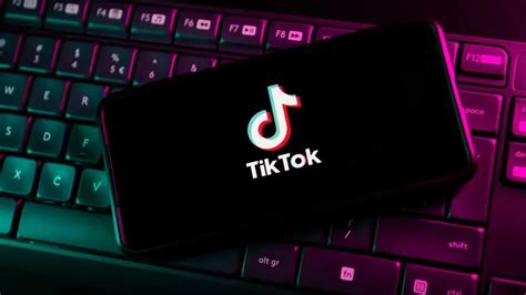 TikTok enfrenta una demanda en EE.UU. por tácticas adictivas y prácticas opacas con su moneda virtual, afectando principalmente a usuarios jóvenes.