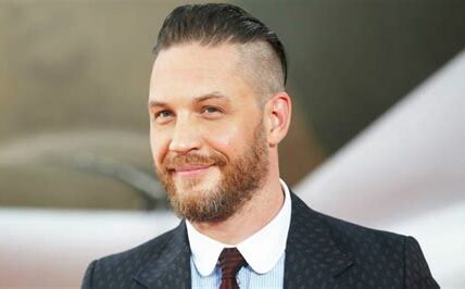 Tom Hardy encantó a sus fans en CDMX con simpatía y autógrafos, compensando su retraso en la promoción de "Venom: Carnage Liberado". Un éxito memorable.