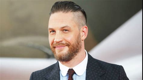 Tom Hardy encantó a sus fans en CDMX con simpatía y autógrafos, compensando su retraso en la promoción de "Venom: Carnage Liberado". Un éxito memorable.