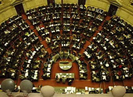 El ambiente festivo y tenso en la Cámara de Diputados refleja la dividida política mexicana ante la fiscalización y transparencia partidaria.