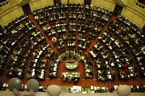 El ambiente festivo y tenso en la Cámara de Diputados refleja la dividida política mexicana ante la fiscalización y transparencia partidaria.