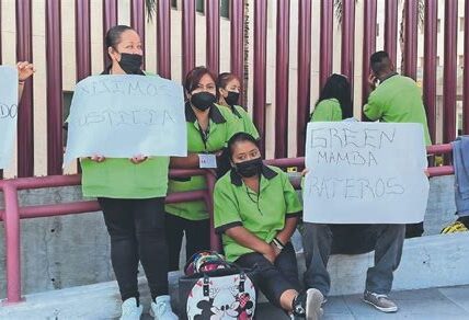 Trabajadores del Poder Judicial de Ciudad de México exigen mejores condiciones laborales y denuncian represión tras ser encapsulados por la policía en una manifestación.