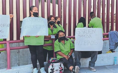 Trabajadores del Poder Judicial de Ciudad de México exigen mejores condiciones laborales y denuncian represión tras ser encapsulados por la policía en una manifestación.