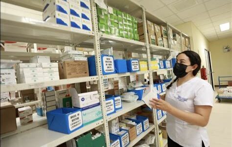 México busca transparencia en compras de medicamentos, invitando a ciudadanos y expertos a mejorar procesos y combatir la corrupción para garantizar eficiencia en el sector salud.